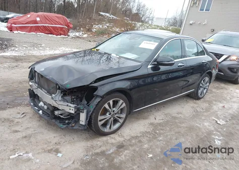 2018 Mercedes-Benz C 300 4Matic z USA, uszkodzony, nr VIN 55SWF4KB6JU251900
